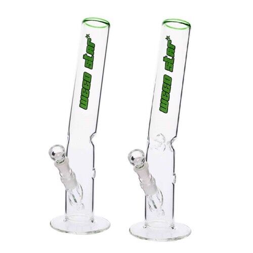 En transparent, grøn bongs med en slank, ergonomisk form og en glat overflade. Den har en buet hals og en bred fod for stabilitet. Inkluderet er en perkolator, der sikrer effektiv filtration. Bunddelen har et firkantet, stilrent design, mens den øverste del er let udvidet. Elementerne præsenterer en enkel, men moderne æstetik.