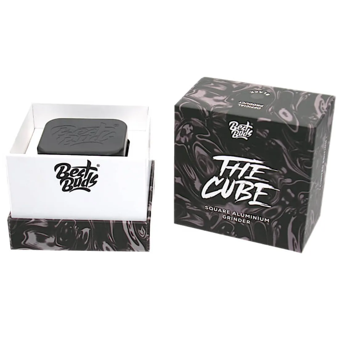 En sort krydderikværn med en diameter på 50 mm præsenterer sig med en glat, mat overflade. Kværnen har en kubisk form med let afrundede kanter og en skridsikker base. Toppen er forsynet med et fint mønster af små huller, der fungerer som en si. Der ses en tydelig, sølvfarvet metalknap midt på toppen til åbning.