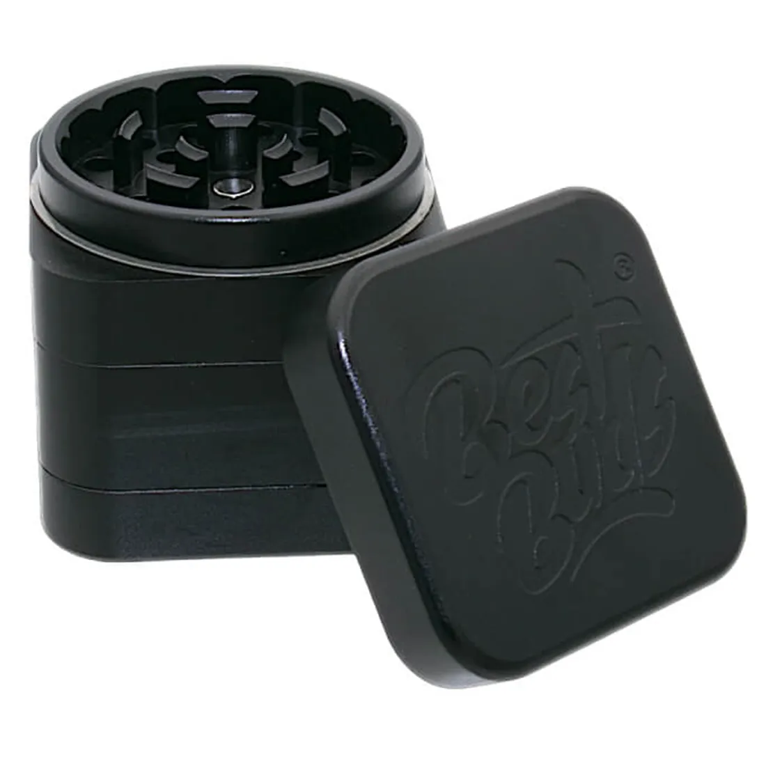 Sort kvadratisk kværn med en diameter på 50 mm, fremstillet af metal med en mat overflade. Kværnen har en glat tekstur og er prydet med et diskret logo i midten. Den har en skridsikker kant og en skarp tandstruktur indeni til effektiv kværning. Kværnen er opdelt i to sektioner med en magnetisk lukning.