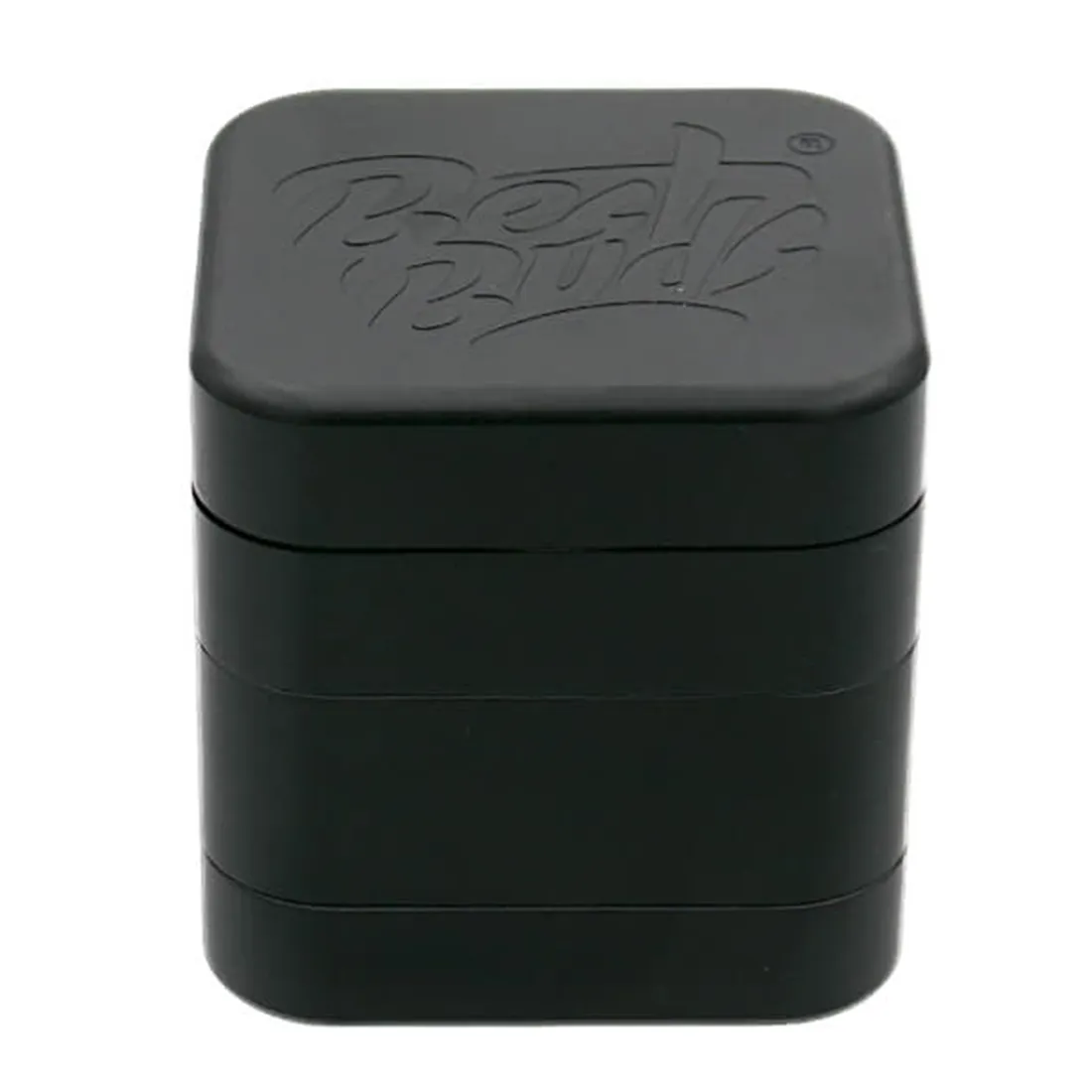 En sort grinder med en firkantet form og en diameter på 50 mm. Overfladen har en mat finish, der giver en elegant tekstur. Kanten er let afrundet, og der er små, præcise tænder indeni til at male. Grinderen har en enkelt, snæver åbning øverst og en slank bund med en tydelig skillelinje, der adskiller de to dele.