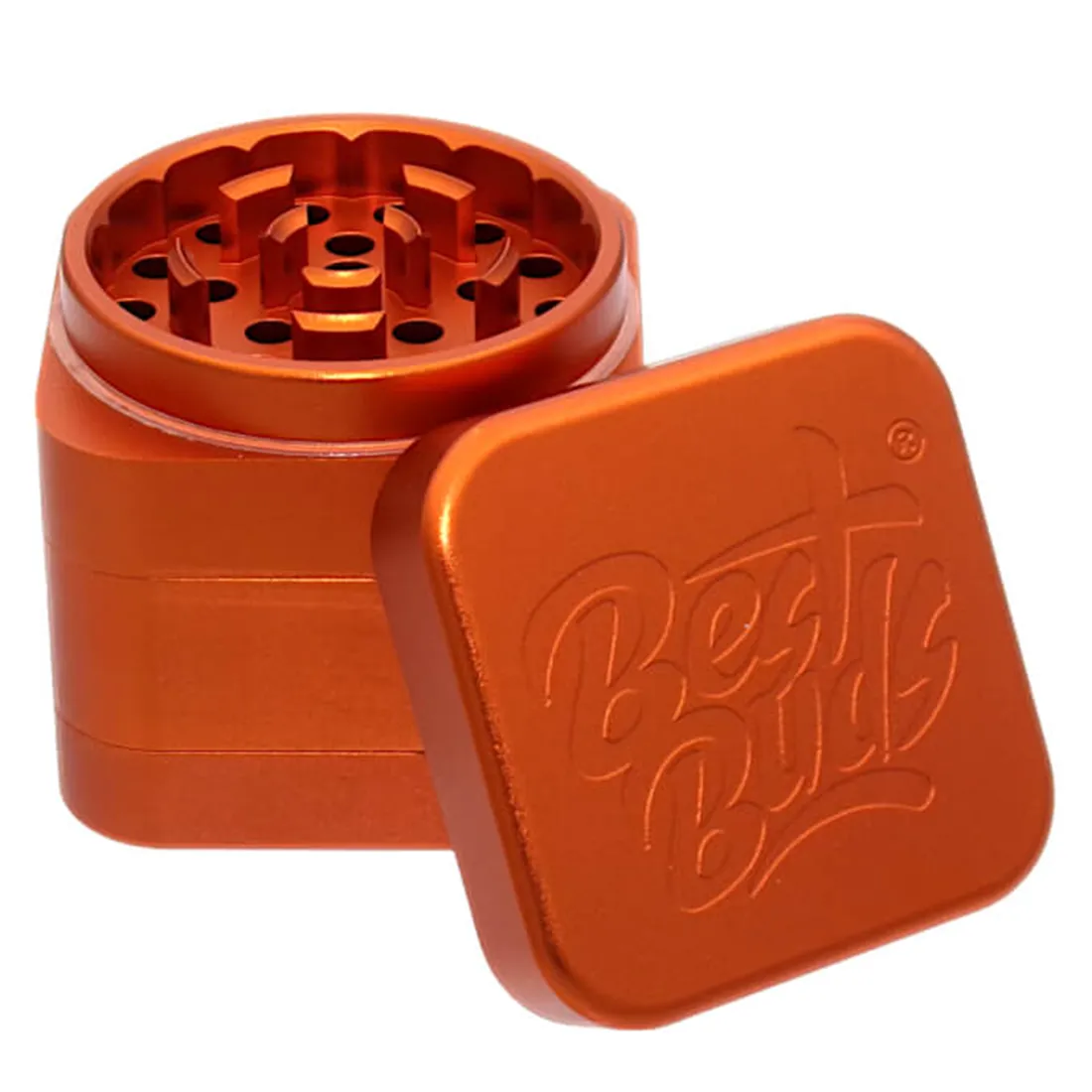 En rustfarvet krydderikværn med en diameter på 50 mm præsenterer sig med en glat, metaloverflade. Kværnen har en firkantet form med afrundede kanter og et slankt design. Den øverste del har en gribeflade med små riller for bedre greb. Indvendigt ses skarpe tænder til kværning, mens bunden har en finmasket struktur til at holde krydderierne.