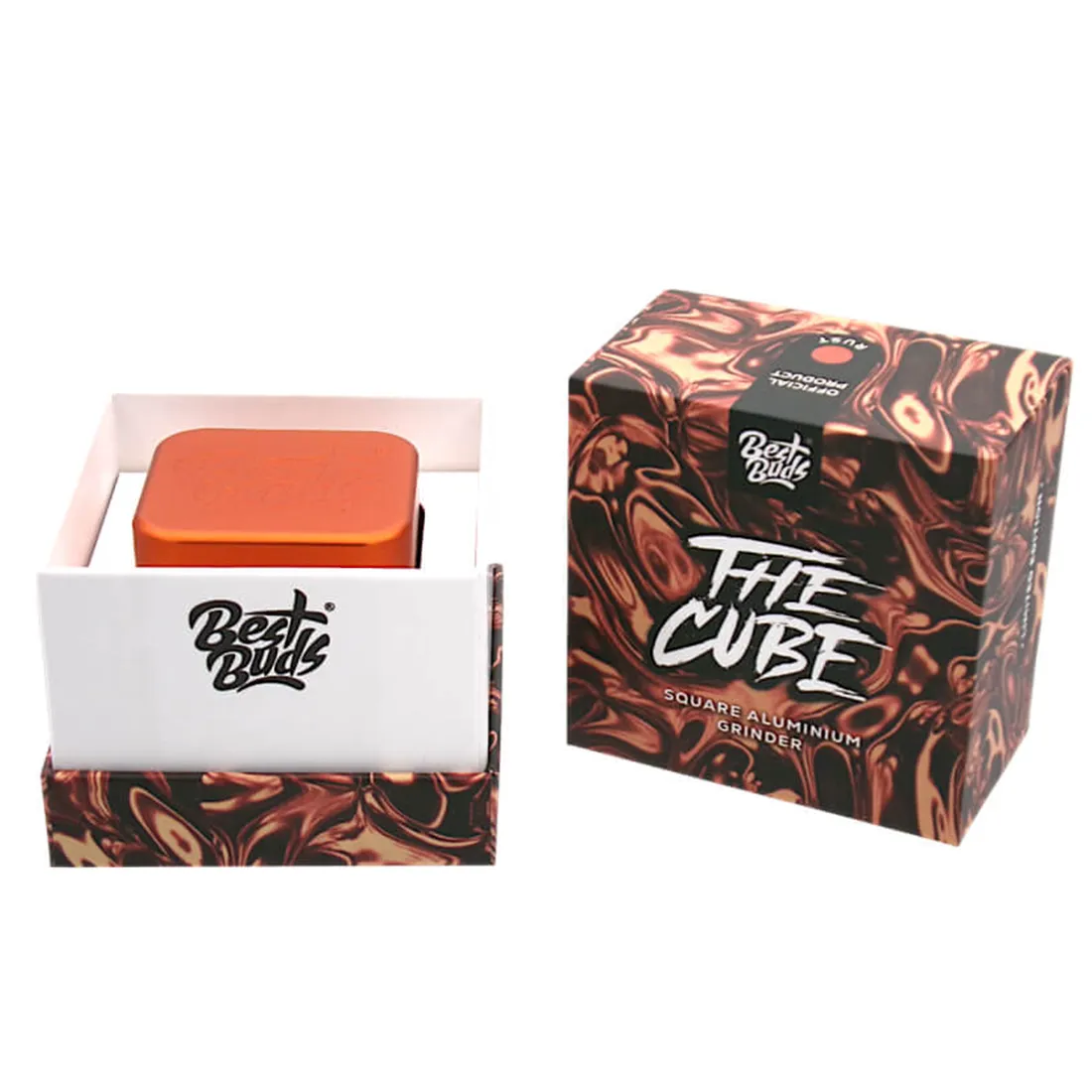 En rustfarvet kvadratisk krydderkværn med en diameter på 50 mm. Kværnen har en glat overflade og er fremstillet af metal, hvilket giver en solid og holdbar fornemmelse. Den øverste del er udstyret med et skruelåg, mens den nederste del har små åbninger til udslip af det malede krydderi. Indersiden har skarpe tænder til effektiv kværning.