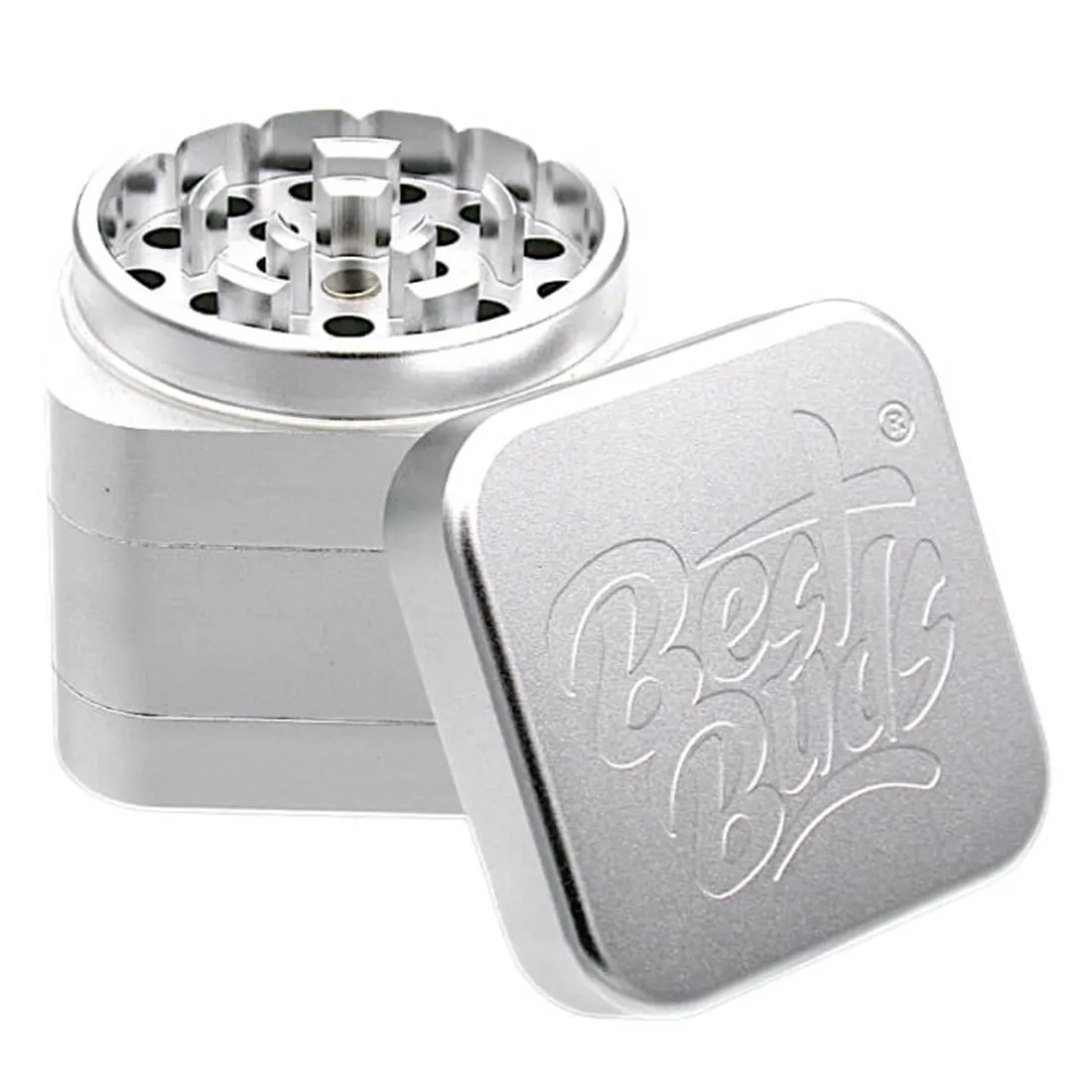 En sølvfarvet krydderkværn med en diameter på 50 mm, fremstillet af metal. Overfladen har en glat, reflekterende finish, hvilket giver en moderne æstetik. Kværnen har en central, skrueformet mekanisme til at male krydderier. Der er små, perforerede huller på den nederste del, der muliggør en ensartet fordeling af det malede indhold.