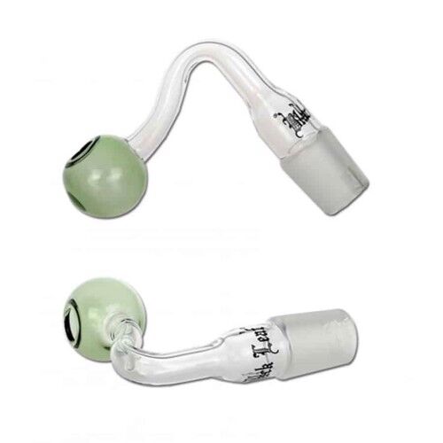 En sort glas banger med en glat overflade og en rund, skålformet top. Bangerens indre er klart, hvilket giver en kontrast til den matte, sorte yderside. En grønt farvet, gennemsigtigt glasrør er tilsluttet bangerens base, hvilket skaber et stilfuldt design. Røret har en let buet form og en jævn tekstur.