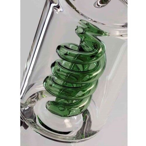 En sort bladformet dekoration med tydelige nervestruktureringer pryder overfladen. Bladets kanter er let bølgede, hvilket giver det en organisk silhuet. Materialet fremstår blankt, hvilket skaber en refleksion af lys. Størrelsen er ca. 45 cm, og den sorte nuance fremhæver de subtile detaljer i bladets struktur.