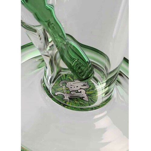 En sort bladformet dekoration pryder overfladen med en glat, glansfuld overflade. Bladets konturer er delikate og strømlinede, med tydelige nervemønstre, der tilføjer dybde. Den 45 cm lange genstand har en ensartet sort farve, der skaber en elegant kontrast til lysere omgivelser. Det minimalistiske design fremhæver bladets naturlige skønhed og detaljer.