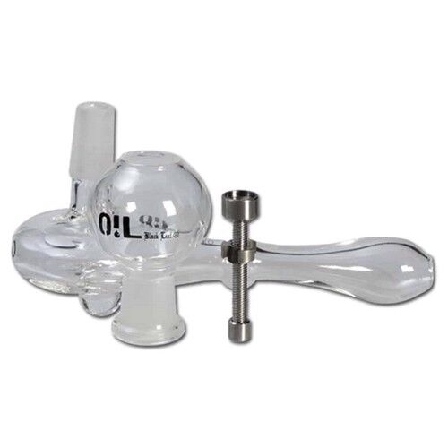 En sort olierør fremstillet af metal med en glat, mat overflade. Røret har en buet form, der ender i en lille skål til opbevaring af olie. Den tilhørende titaniumnegl er sølvfarvet, har en skarp spids og en flad base. Mønstret på skålen er enkelt, uden dekorationer, hvilket giver et minimalistisk udtryk.