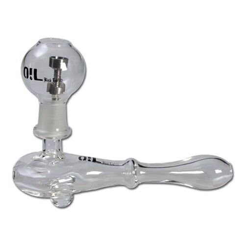 En sort oliepipe fremstår i en slank, elegant form med en glat, sort overflade. Materialet ser ud til at være glas, mens dets bund har en titaniumnail. Den har en 14 cm længde, med en rund krop og en bred åbning øverst. Det enkle design fremhæver den matte tekstur, der giver et stilrent udtryk.