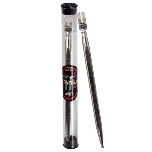 Titanium dabber i en slank, lang form med en sort bladformet spids. Overfladen er glat og skinnende, hvilket giver en reflekterende effekt. Håndtaget har en let buet form, der sikrer et godt greb. Materialet i titanium fremstår robust og holdbart, mens den sorte farve på bladet skaber en kontrast til den metalliske glans.