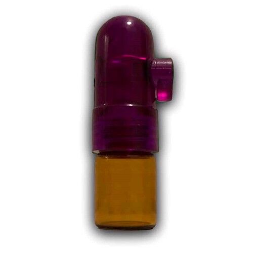 En lila blaster med en diameter på 55 mm præsenterer sig med en glat, skinnende overflade, der reflekterer lys. Den er fremstillet af en kombination af glas og plastik, hvilket giver en interessant kontrast mellem det hårde og det bløde materiale. Det klare farveskema fremhæver detaljerne og skaber en iøjnefaldende æstetik.