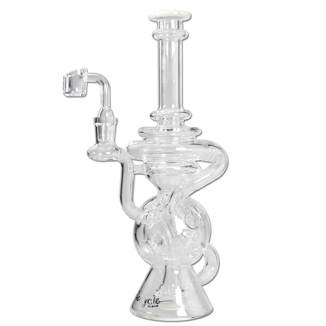 Blaze glass recycler diffusor i klart glas præsenterer en kompleks struktur med buede rør og en central kammer. Detaljer i form af en dobbelt recycler skaber en dynamisk vandbevægelse. Overfladen har en glat tekstur, mens de afrundede kanter og det bølgede design giver en organisk form. Farverne er klare med lette nuancer af grøn og blå i enkelte sektioner.