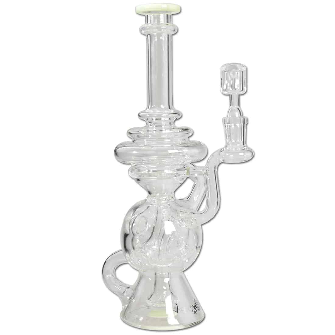 En 28 cm høj glas recycler diffusor præsenterer sig med en kompleks struktur bestående af klart og frostet glas. Den har en rund bund med en konisk hals, der afsluttes med en bred åbning. Flere slanger og rør forbinder forskellige sektioner, mens et farverigt mønster dekorerer overfladen. Rør og forbindelser er glatte, og diffusoren har en stabil base.