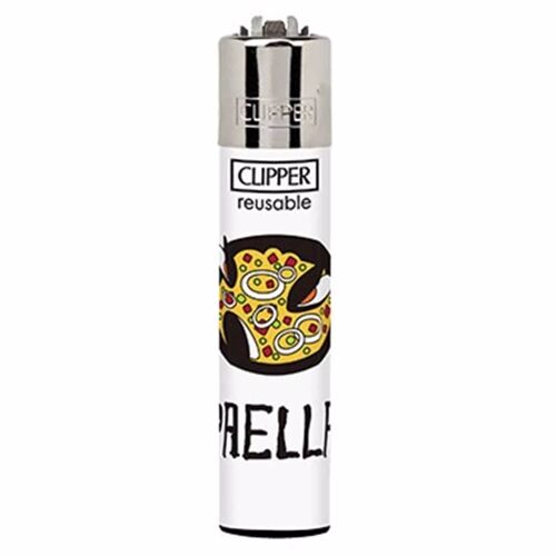 En clipper lighter præsenteres med en rund, flad form og en glat overflade. Den har en dominerende orange farve, prydet med et mønster af hvide og sorte elementer. Tændmekanismen er placeret øverst, med en lille metalknap til betjening. Lighterens tekstur er blank, hvilket skaber en skarp kontrast mellem farverne og mønsteret.