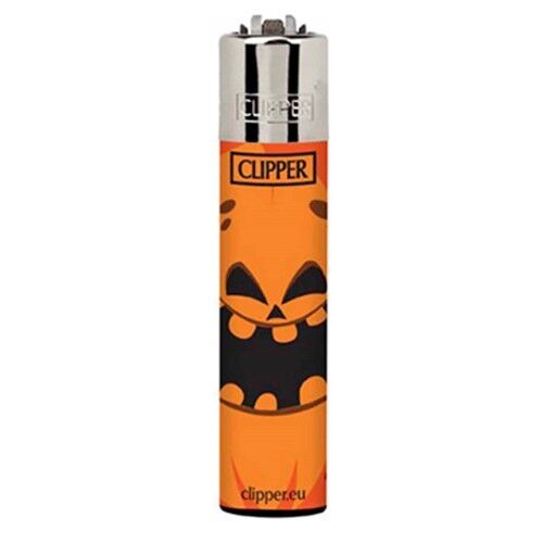 En orange lighter prydet med et monsterdesign, der har store, skræmmende øjne og en åben mund med skarpe tænder. Overfladen har en glat, blank tekstur, som reflekterer lys. Den har en klassisk form med en flad top og en rund bund. Der er en metallisk knap til tænding, der skaber kontrast til det farverige design.