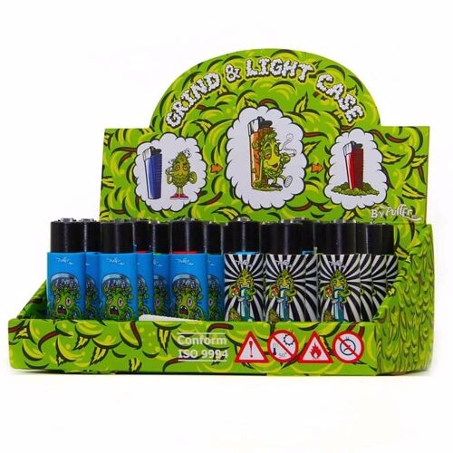 En mørkegrå lighteretui med en skinnende overflade pryder midten af kompositionen. Et indviklet mønster af grønne, stiliserede planteblade pryder et hjørne. Ved siden af lighteretuiet ligger en lille, sølvfarvet grinder med en mat finish. Begge objekter placeres på en lys, neutral baggrund, der fremhæver deres detaljer og farver.