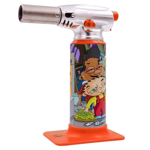 En rød torch lighter præsenterer sig med en glat, skinnende overflade og en ergonomisk form. Den har en justerbar flammeåbning, der er synlig på toppen, samt en tydelig knap til aktivering. Lighteren er udstyret med en transparent tank, der viser gasniveauet. Mønstret på knappen er enkelt og funktionelt, hvilket giver et moderne udtryk.