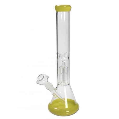 En transparent glasbong præsenterer sig med en gul farvetone, der fremhæver detaljer. Den har fire armer, der strækker sig fra en central kolbe, hver med indbyggede perkolatorer. Forneden findes en bred fod for stabilitet, mens en bøjet hals øger brugervenligheden. Overfladen er glat med et klart, krystalklart udseende, der afslører det indre design.