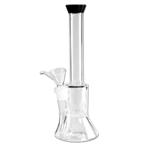 En sort glasbong med en højde på 21 cm præsenterer sig med en slank, cylindrisk form. Den har en honeycomb-perkolator, der skaber flere små huller, som giver en kompleks vandfiltrering. Overfladen er glat og reflekterer lyset. Derudover ses en afrundet mundstykke og en skål til urter, begge med en glansfuld finish.