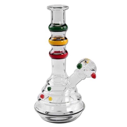 En 20 cm høj bong i farverne rød, grøn og gul, der danner et rasta-mønster. Glasset har en glat, transparent overflade med en let buet form. Toppen er åbnet med en bred munding, mens bunden er stabil og rund. Der er en indbygget skål til tobak, som er placeret på siden. Refleksioner fremhæver glassets klarhed.