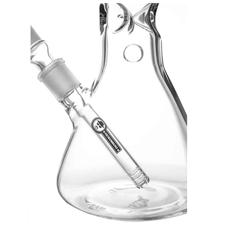 En transparent beaker med en diameter på 40 cm præsenterer en glat, rund form. Beakeren er fremstillet af klart glas, hvilket giver mulighed for at se indholdet. Den har en bred, flad bund, der sikrer stabilitet. Overfladen er fri for ornamenter og mønstre, hvilket fremhæver dens enkle og funktionelle design.