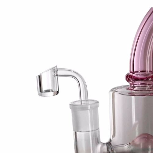 En kvarts banger med en skrå hældning, fremstillet af klart kvartsglas. Den har en glat overflade og en tykkere base, der sikrer holdbarhed. Den er udstyret med en 18 mm forbindelse, som er standard for mange enheder. Bangerens kant er let afrundet, hvilket giver en elegant finish, og den er uden indgraveringer eller dekorationer.