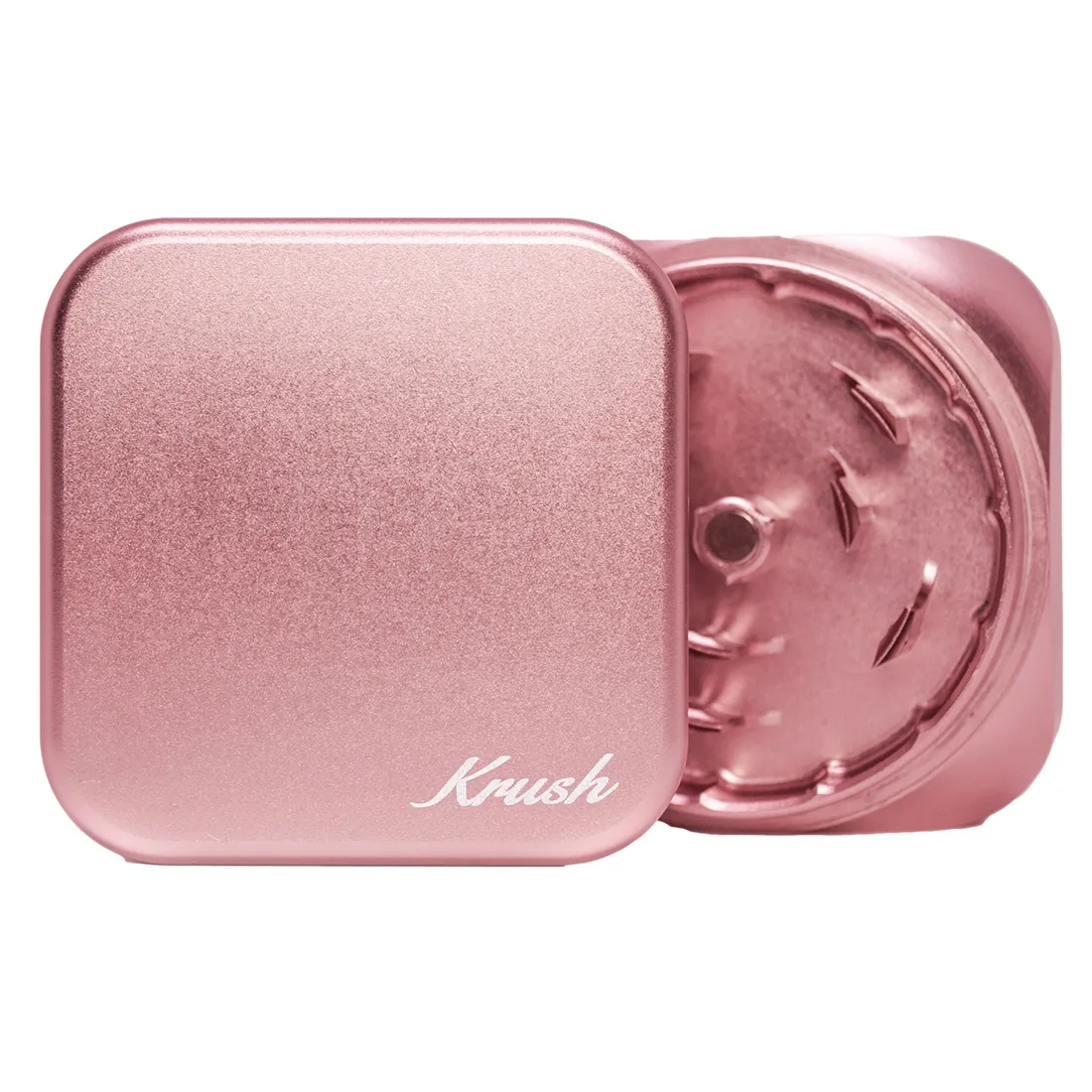 En terninget struktur præsenterer sig i en gylden rosafarvet finish, der reflekterer lys og skaber en glitrende effekt. Overfladen har en glat tekstur, med svage kurver, der reducerer skarpe kanter. Kantenes præcise linjer fremhæver den geometriske form, mens en subtil glans tilføjer dybde til designet. Elementets kompakte størrelse gør det let at placere i forskellige omgivelser.