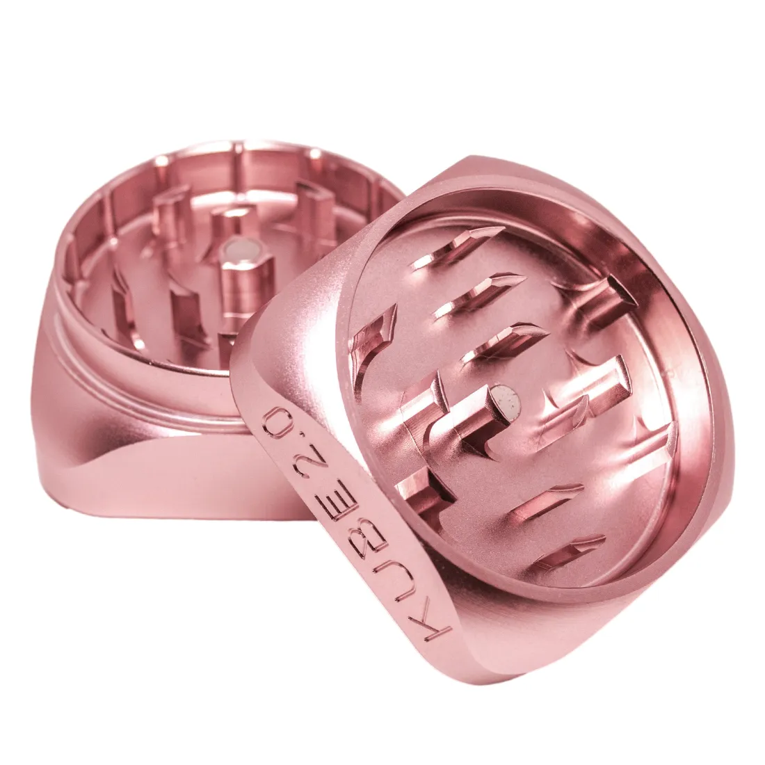 En kube med en glat overflade i rosaguld, der reflekterer lys og skaber en skinnende effekt. Kanten er skarp og veldefineret, hvilket fremhæver kubens geometriske form. Materialet ser ud til at være metal med en blank finish. Kuberne er placeret på en ensfarvet, neutral baggrund, der understreger deres farve og design.