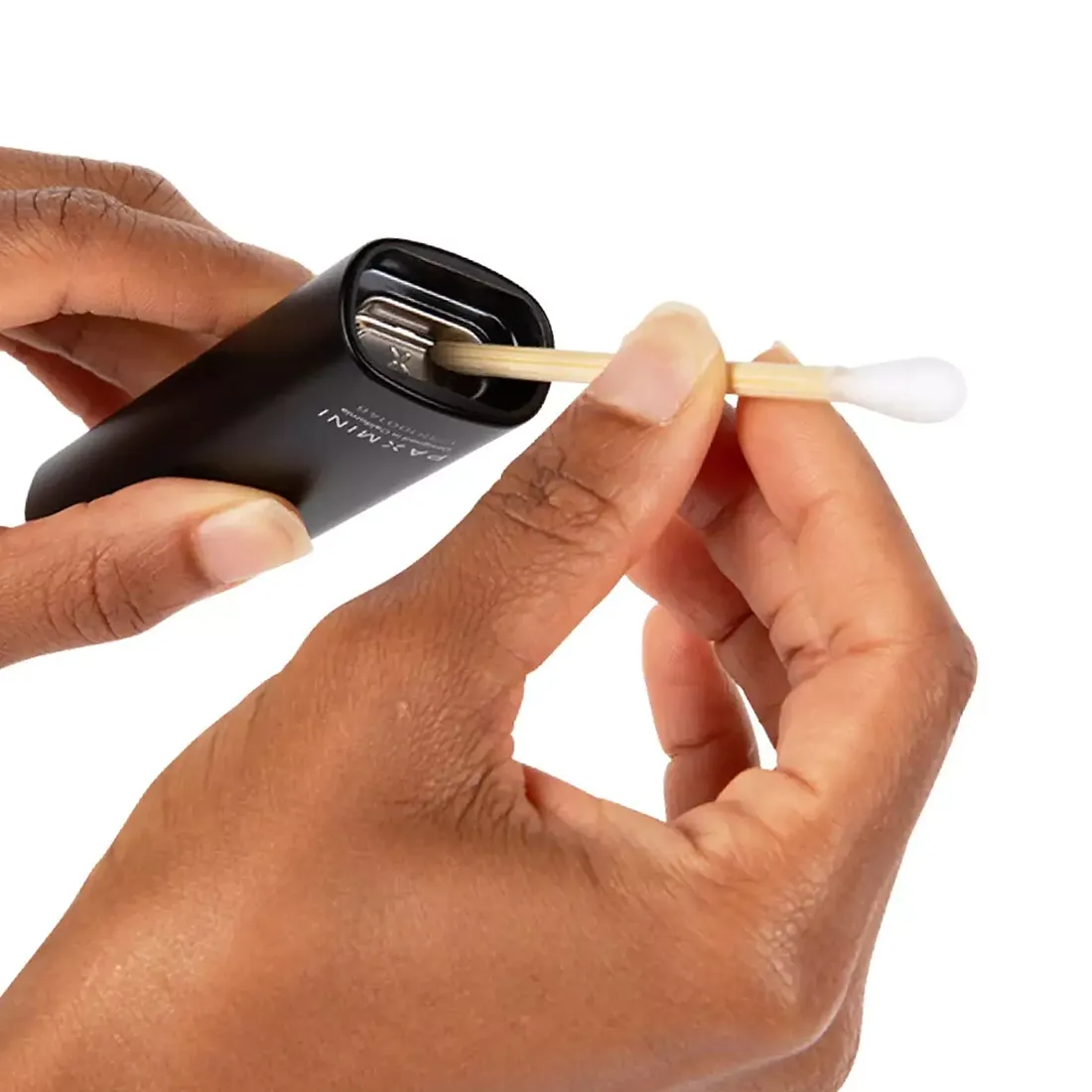 En pakke med rengøringsstænger præsenterer en række lange, slanke stave med en blød, hvid spids. Stængerne er fremstillet af fleksibelt materiale, og deres overflade er glat. Pakken har en gennemsigtig plastbeholder, som fremhæver indholdet. Labelen er enkel med sort tekst på en hvid baggrund, der tydeligt angiver produktets navn.