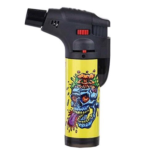 En gasbrænder præsenterer sig i en slank, cylindrisk form med en dyb blå farve. Den har en glat, metallisk overflade og en sort gummibelægning på håndtaget for bedre greb. På brænderen findes et mønster af farverige kranium, der skaber en kontrast til det gule baggrundsdesign. En justerbar gasventil og en trykknap er placeret på siden.