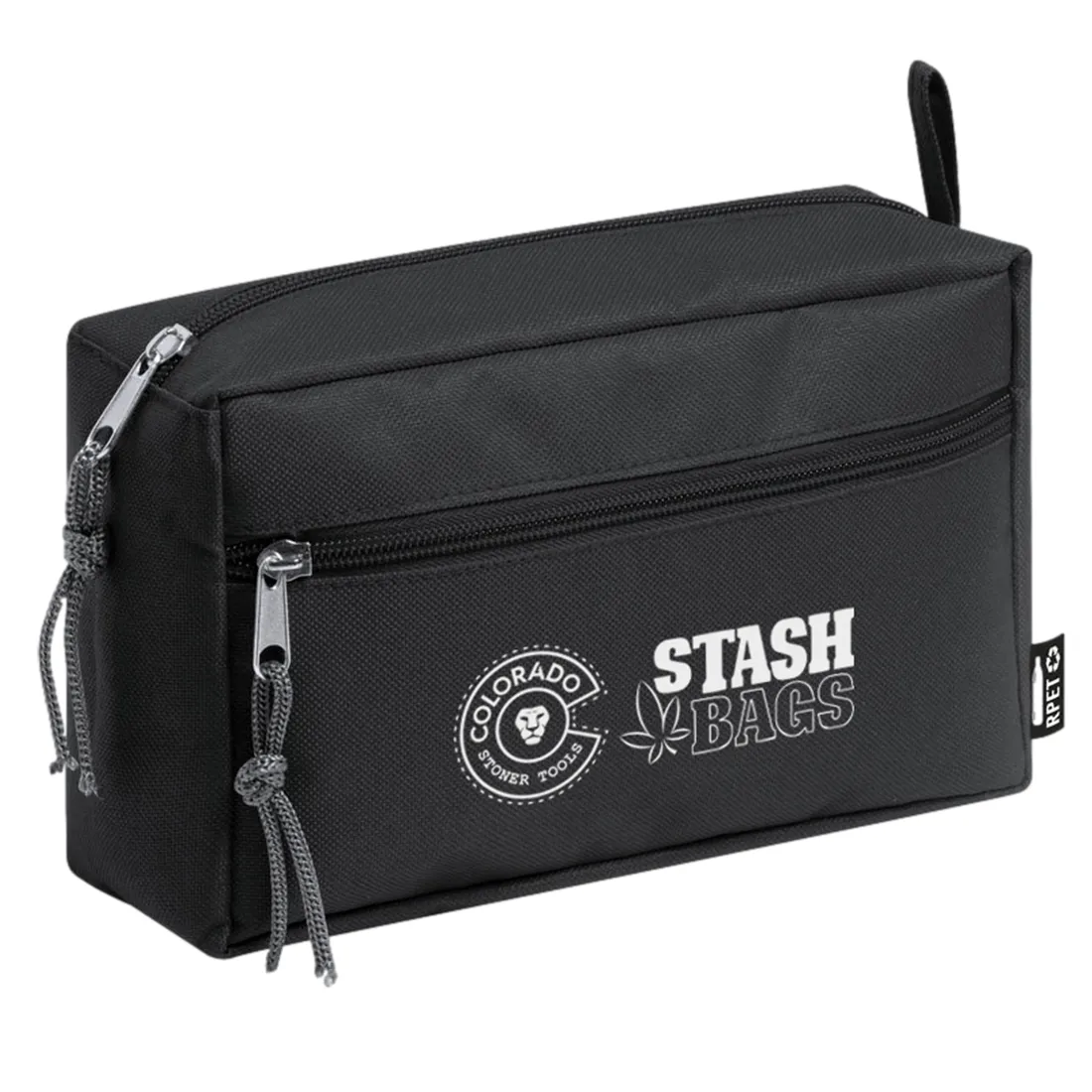 En taske i en blød, lys beige farve pryder overfladen med en struktureret tekstur. Tasken har en rektangulær form og en praktisk lynlås i brun, der står i kontrast til stoffets farve. Hanken er enkel og robust, med en rullet finish. Indersiden synes at have et farverigt mønster, som tilfører liv til designet.