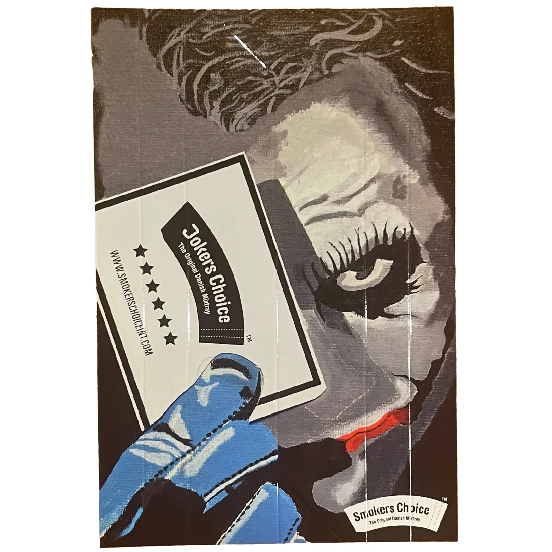 En rektangulær mixerbakke præsenterer et farverigt, grafisk mønster med en kombination af grønne, røde og blå nuancer. Overfladen har en glat, skinnende tekstur, mens kanterne er let buede. I midten ses symboler og motiver, der tilføjer visuel interesse, samt en tydelig skrift i en hvid farve, der kontrasterer med baggrunden.