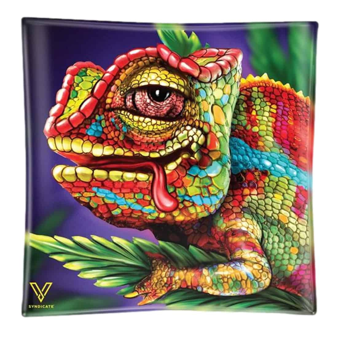 Et askebæger i klart glas med en let buet form, der fremhæver de glatte kanter. Det har en dyb skål, der er omkranset af en diskret, opadgående kant. Overfladen er glat og skinnende, hvilket skaber reflekterende effekter. Askebægeret er prydet med et farverigt chameleon-lignende mønster, der skifter nuance afhængigt af lyset.