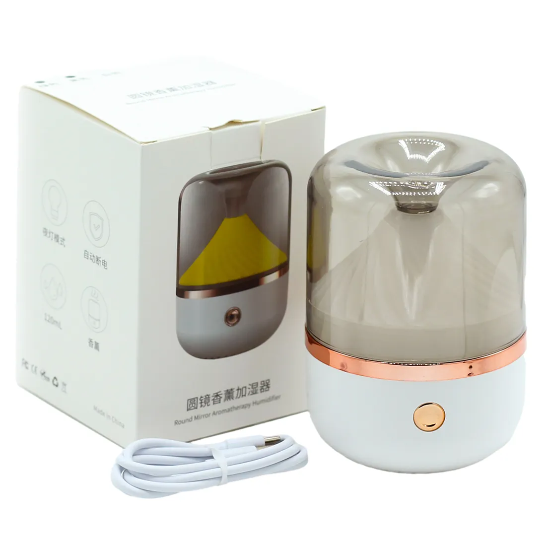 En rund aroma diffuser præsenterer sig med en hvid, glat overflade og en bronzefarvet bund. Den har en cylindrisk form med en let skråning mod toppen. Øverst findes en dækselåbning, der afslører en indvendig beholder til vand og æteriske olier. Diffuserens overflade er blank, hvilket giver en elegant refleksion af lys. Knappen til tænd/sluk er diskret placeret på siden.