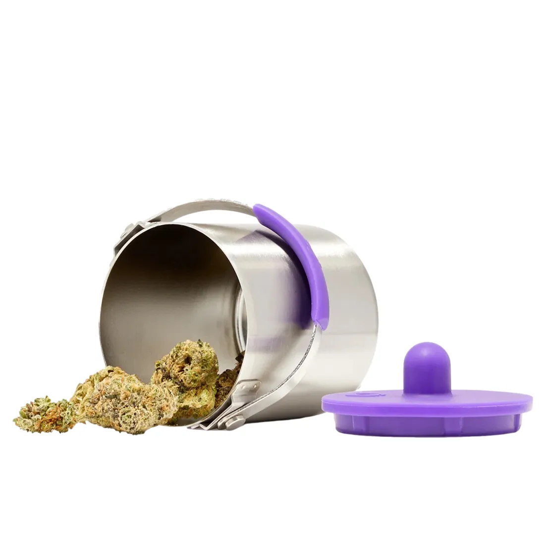 En cylindrisk beholder i metal med en mat sort overflade prydet med en række fine, horisontale linjer. Toppen har en flad, afrundet kant, og bunden er let hævet, hvilket giver stabilitet. Beholderen har en minimalistisk stil uden synlige knapper eller symboler, og den står på en glat, lys overflade, der fremhæver dens enkle design.