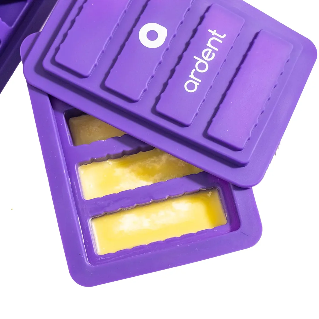 En asymmetrisk formet silikoneform i mørkeblå farve, designet til at skabe infusioner. Overfladen har en glat tekstur med tydelige, dybe fordybninger til indholdet. Hver fordybning er præcist afgrænset med skarpe kanter, som skaber en interessant kontrast mellem det bløde materiale og de skarpe linjer. Formen har en fleksibel struktur, der muliggør nem frigivelse af indholdet.