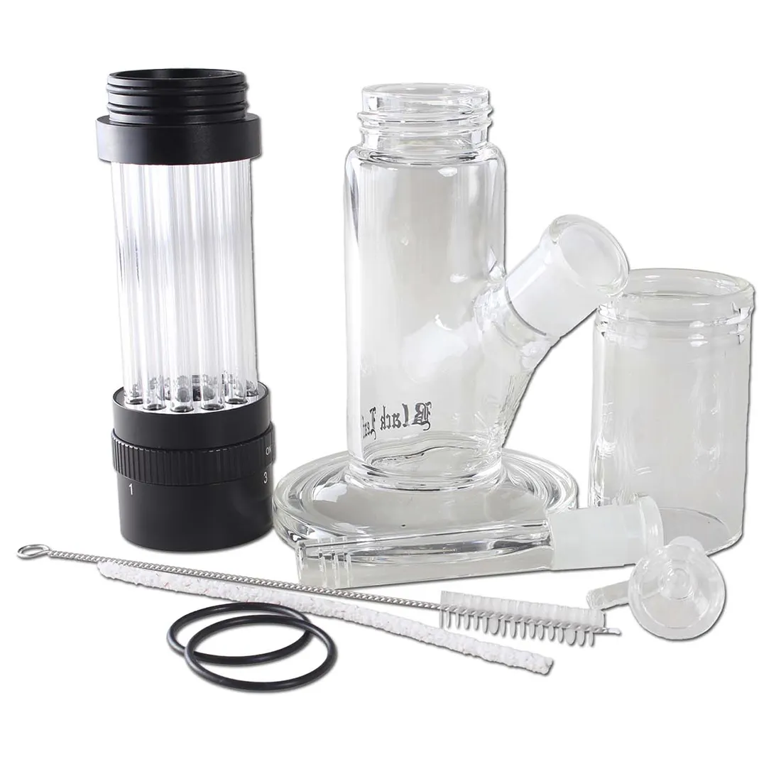 En sort glasbong med en elegant, glat overflade. Den har en cylinderformet krop, der strækker sig op til en bred mundstykkeåbning. Bunden er bred for stabilitet, og en indbygget perkolator ses indeni, som skaber bobler i vandet. Der er et lille, skråt placeret rør til optagelse af røg, og en skål til fyld er synlig på siden.