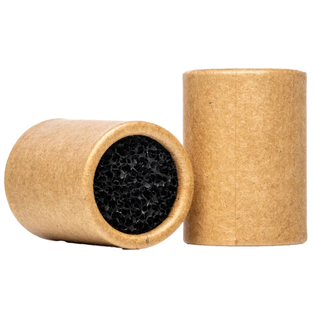 Tre identiske askeopsamlere i gennemsigtigt glas pryder en flad overflade. Hver askeopsamler har en cylindrisk form og en smal åbning øverst. De er udstyret med et indbygget filter i bunden, der har en finmasket struktur. Refleksioner fra lys skaber glinsende effekter på glasset, der fremhæver dets klare og glatte overflade.