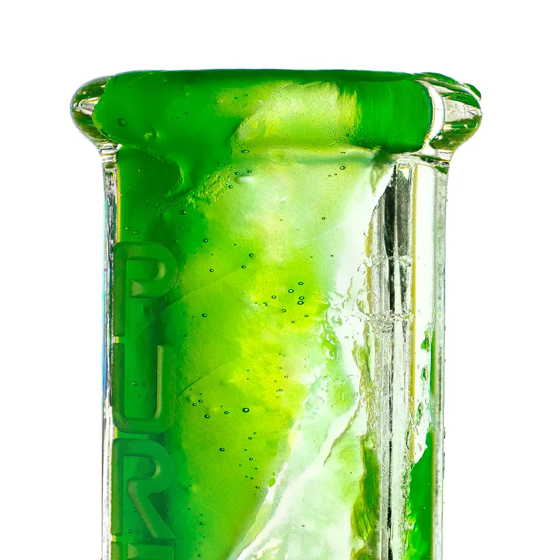 En transparent flaske med en slank, cylindrisk form, fyldt med en klar væske. Flaskens etiket er i nuancer af blå og grøn med hvid tekst, der angiver produktnavnet "Klear Kryptonite Bong Cleaner". Kappen er sort og skruefast. Flasken står på en flad overflade, hvilket fremhæver dens glatte overflade og enkle design.