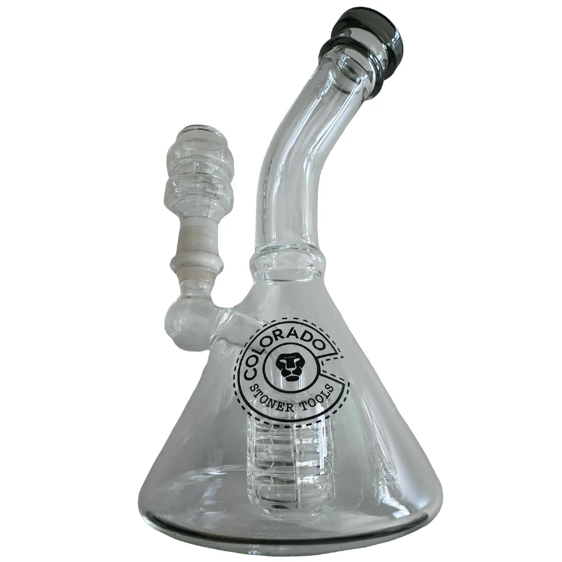 En miniaturemodel af en olieboringsplatform i mørkegrå og lysegrå nuancer pryder en stabil base. Platformens struktur omfatter vertikale søjler, der støtter en rektangulær overbygning, samt detaljerede elementer som rør og ventiler. Et par små, cirkulære lys er placeret øverst, mens platformens overflade har en glat, mat tekstur. Størrelsen er kompakt, ideel til udstilling.