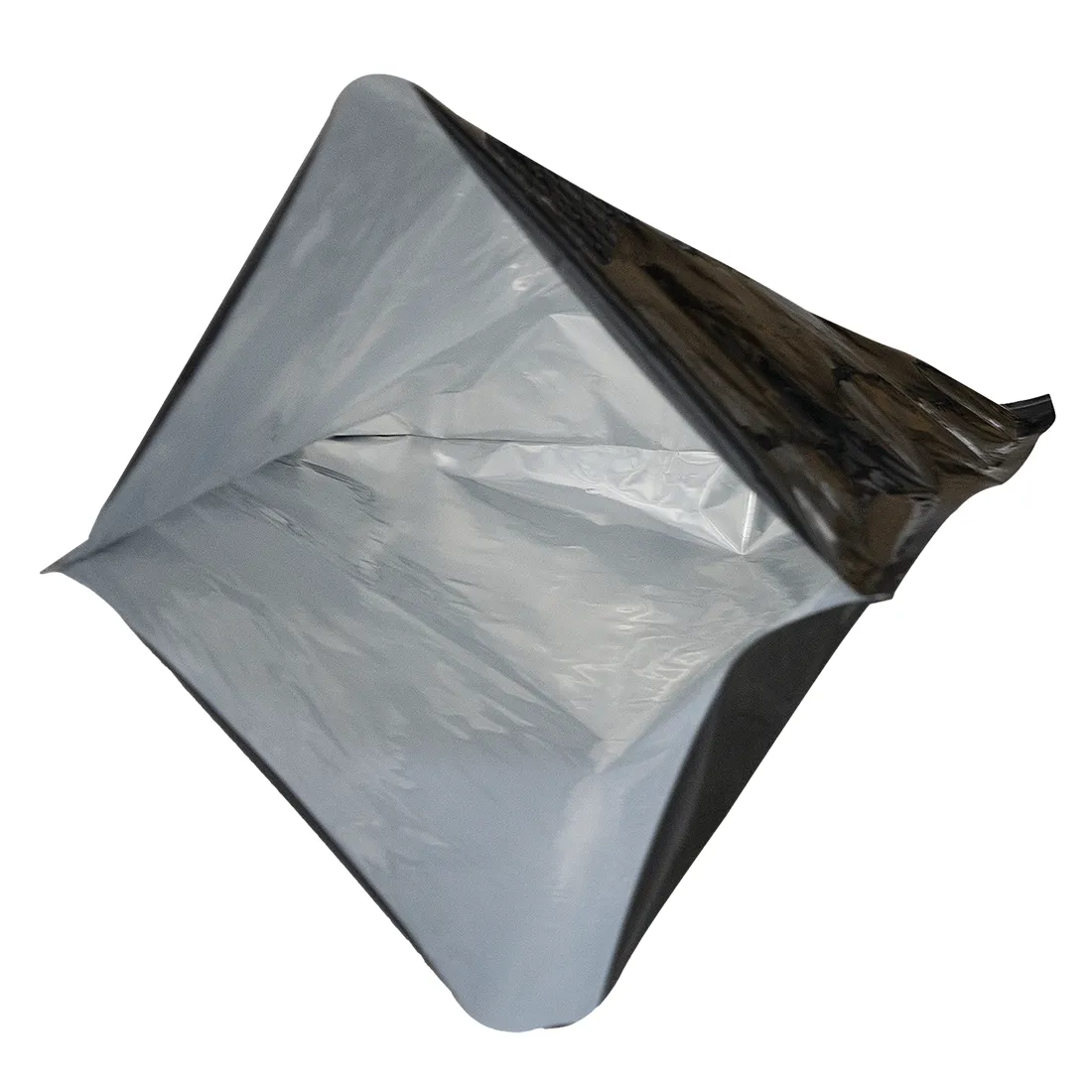 Strygeposen måler 45 x 60 cm og er fremstillet af et klart, glat plastmateriale. Den har en gennemsigtig overflade, der viser indholdet tydeligt. Posen lukkes med en stærk, vandtæt zip-lukning øverst. I bunden er der et lille hul til damp, der sikrer, at tøjet kan stryges effektivt, mens det opbevares.