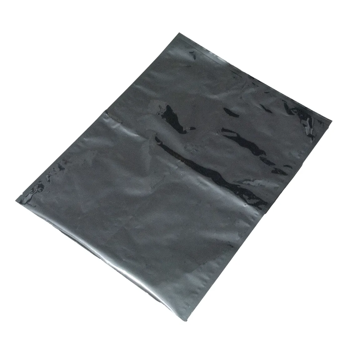 Strygepose i en rektangulær form, måler 45 x 60 cm. Den er fremstillet af et glat, gennemsigtigt materiale, der har en let blålig nuance. Overfladen er ensartet uden mønstre, og kanten er forstærket med en blød, hvid søm. Der er en praktisk lukning øverst, som sikrer indholdet. Posen er ideel til opbevaring af tøj.