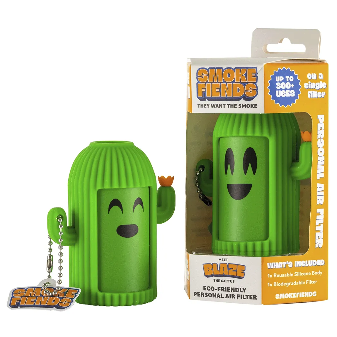 En grøn kaktusfigur, formet som en karakter med to udstående arme og små, runde øjne. Overfladen har en glat tekstur med små prikker, der ligner torne. Figuren står på en hvid base, som giver kontrast til den grønne farve. Baggrunden er lys og enkelt, hvilket fremhæver kaktusens detaljer og farver.