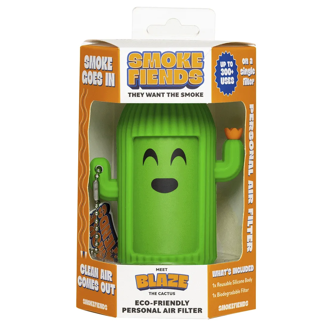 En grøn kaktusfigur med en struktureret overflade og små, runde torne. Den har en sød, venlig ansigtstræk med store, runde øjne og et smilende mund. Kaktussen står på en hvid, rund base, som fremhæver dens farve. Der er også små, farverige blomster i toppen, der tilføjer liv og kontrast til designet.