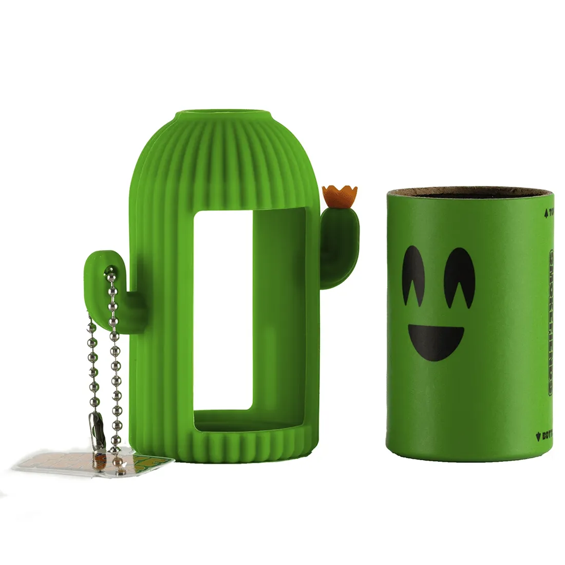 Cactus-formet luftrenser i en lys grøn farve, fremstillet af miljøvenlige materialer. Den har en struktureret overflade med små, stikkende detaljer, der ligner kaktusens torne. En rund base i en mørkere grøn nuance understøtter den. Der findes ingen synlige knapper, og designet har et minimalistisk udtryk, der appellerer til moderne æstetik.