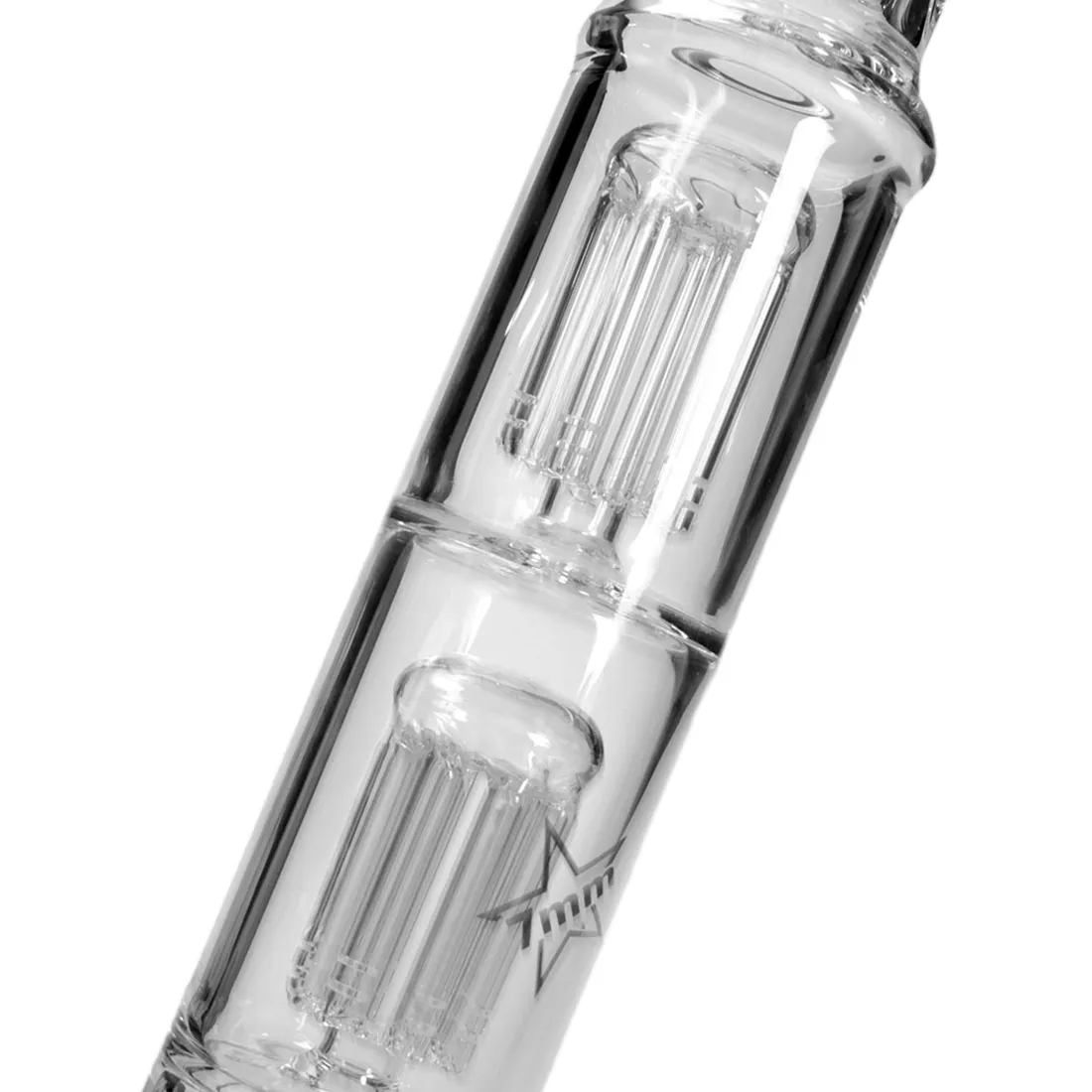 En klar glas bong med en højde på 56 cm præsenterer sig med en slank, cylindrisk form. Den har en dobbelte 8-arm perkolator, der skaber komplekse vandgennemstrømninger. Overfladen er glat og gennemsigtig, hvilket fremhæver de indvendige detaljer. Bunden er bred og stabil, mens toppen afsluttes med en udtagelig skål til urter.