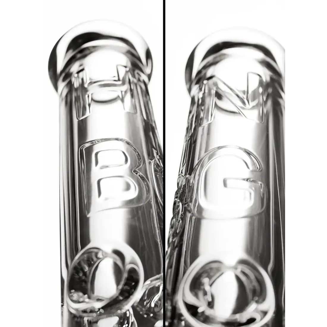 En gennemsigtig bong i klart glas med en slank, cylindrisk form. Den har en afrundet bund og en indsnævring i midten, hvor en mørk, skæv glasperle sidder. En sort gummiring er placeret omkring toppen for at sikre en tætsluttende pasform. Der er en smal, buet mundstykke og et indvendigt rør, der strækker sig ned til bunden.