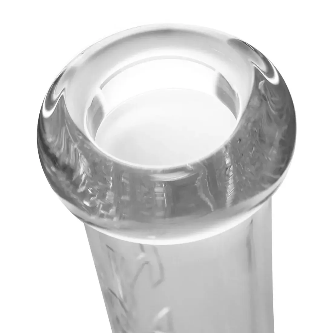 En bongs struktur er fremstillet af klart glas med en glat overflade. Den har en cylindrisk form med en bredere base, der taper ind mod toppen. På den ene side er der et rør, der strækker sig ud, og på den anden side findes en skål med en mørk, mat overflade. Indvendigt er der en perlekugle, der skaber en visuel effekt. Farverne er gennemgående klare med subtile nuancer af blå og grøn.