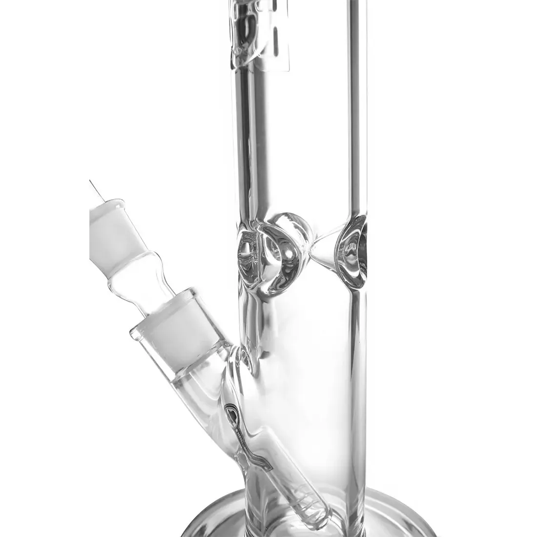 En gennemsigtig bong med en slank, cylindrisk form prydet med en dybblå farve på toppen. Den har en bred, stabil bund og en indbygget perkolator, der giver ekstra filtrering. En sort mundstykke afslutter toppen, mens en lille, detaljeret skål er placeret på siden. Overfladen har en glat, skinnende tekstur, der fanger lyset.