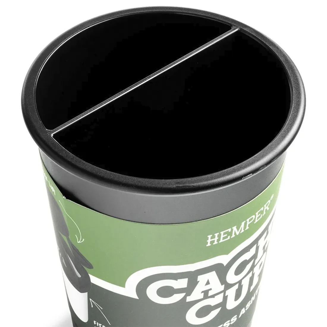 Et sort askebæger med en glat overflade og afrundede kanter. Det er fremstillet af keramik og har en mat finish, der giver et elegant udseende. Bunden er flad og stabil, mens det indvendige rum er dybt og rummeligt. Der er ingen synlige logoer eller påskrifter, hvilket understreger det minimalistiske design.