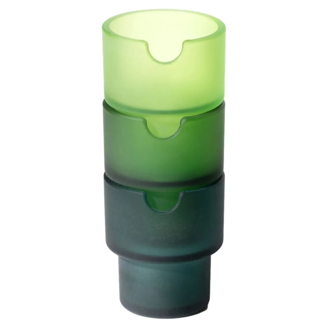 En mørkegrå askebæger med en glat, blank overflade pryder midten af kompositionen. Den runde form er elegant og minimalistisk, med en let skrånende kant. Indvendigt ses et lysere, ensfarvet område, der kontrasterer med den udvendige farve. Bunden er flad og stabil, hvilket giver et solidt fundament. Ingen synlige logos eller dekorationer tilføjer til det stilrene udtryk.